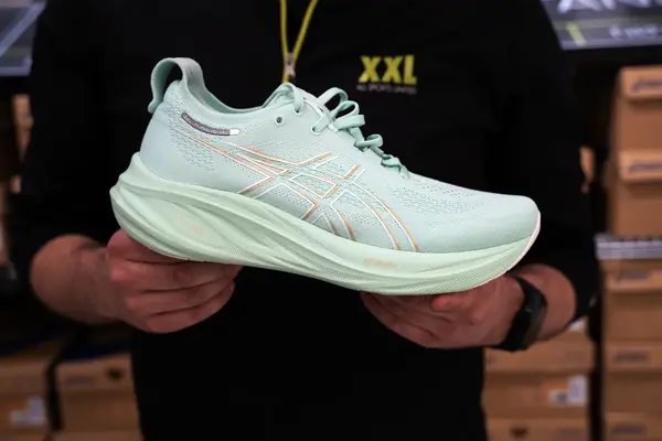 Mann som holder løpesko