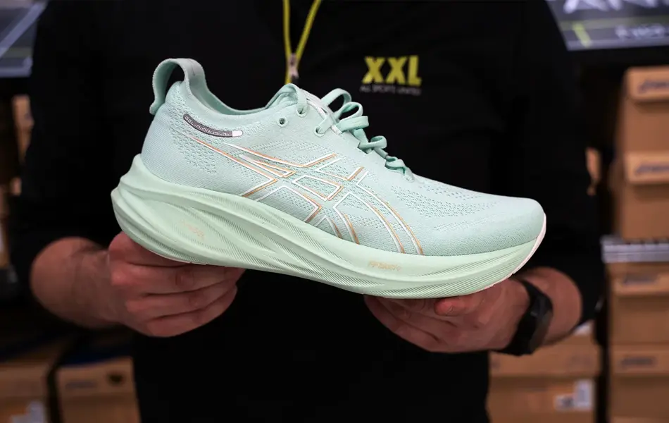 Mann som holder løpesko