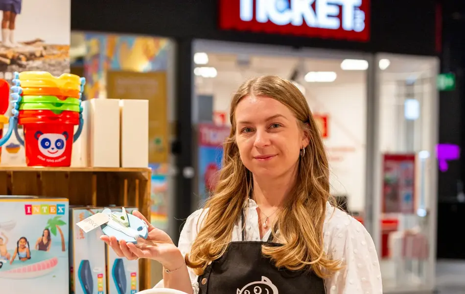 Dame som holder barneleker