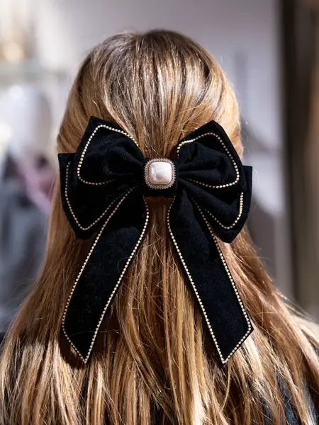 Stor hårsløyfe med perle