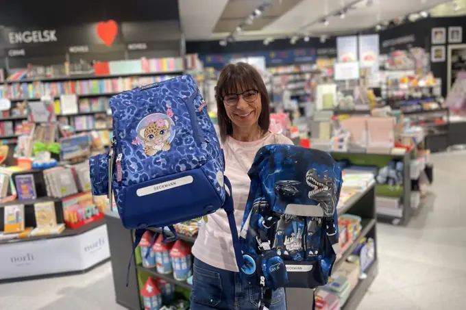 Ansatt som holder opp to ryggsekker