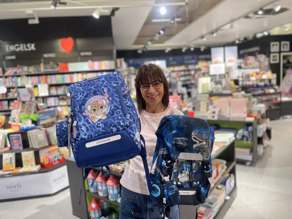 Ansatt som holder opp to ryggsekker