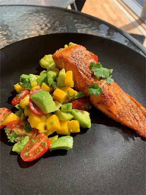 Grillet laks med mango- og avokadosalat