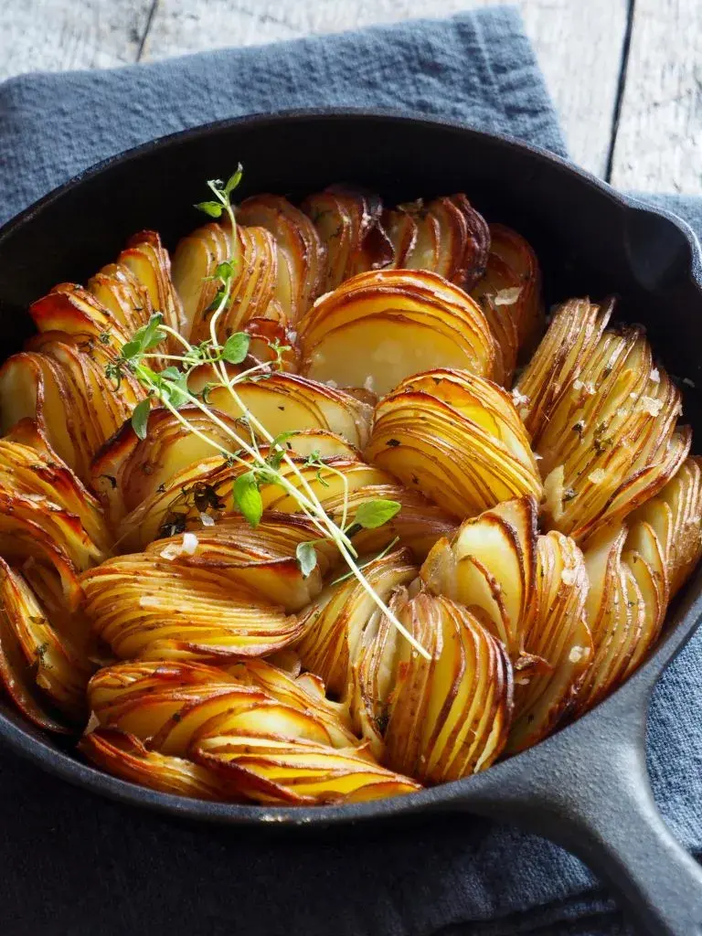 Nærbilde av ovsbakte poteter kuttet i skiver