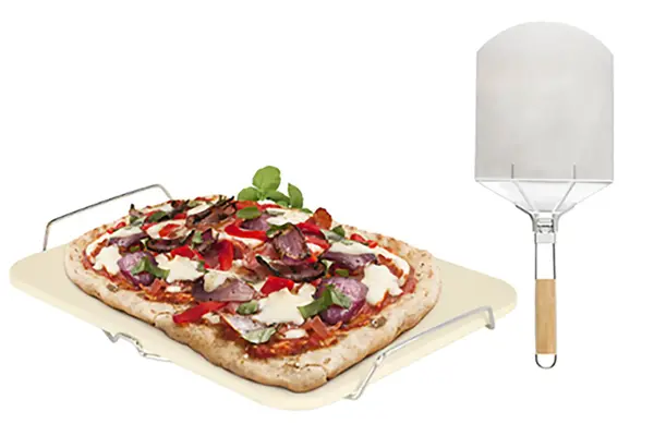 Pizza på pizzastein og pizzaspade