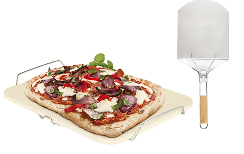 Pizza på pizzastein og pizzaspade