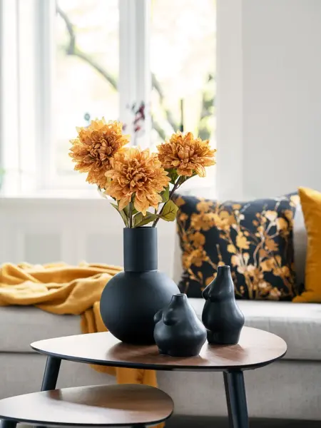 Beige sofa med gule og orange detaljer