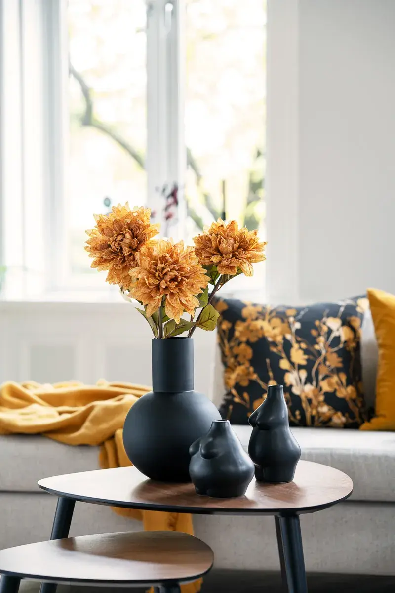 Beige sofa med gule og orange detaljer