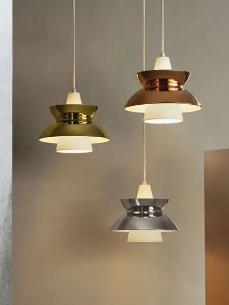 Tre taklamper henger i ulike høyder