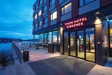 Inngangsparti til Thon Hotel Kirkenes om kvelden