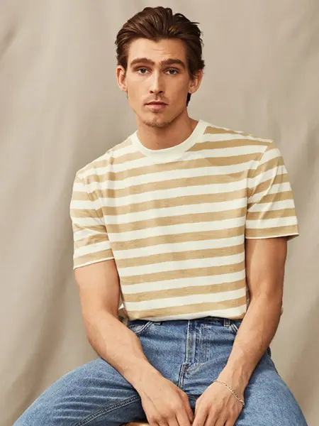 Mann i stripete t-skjorte
