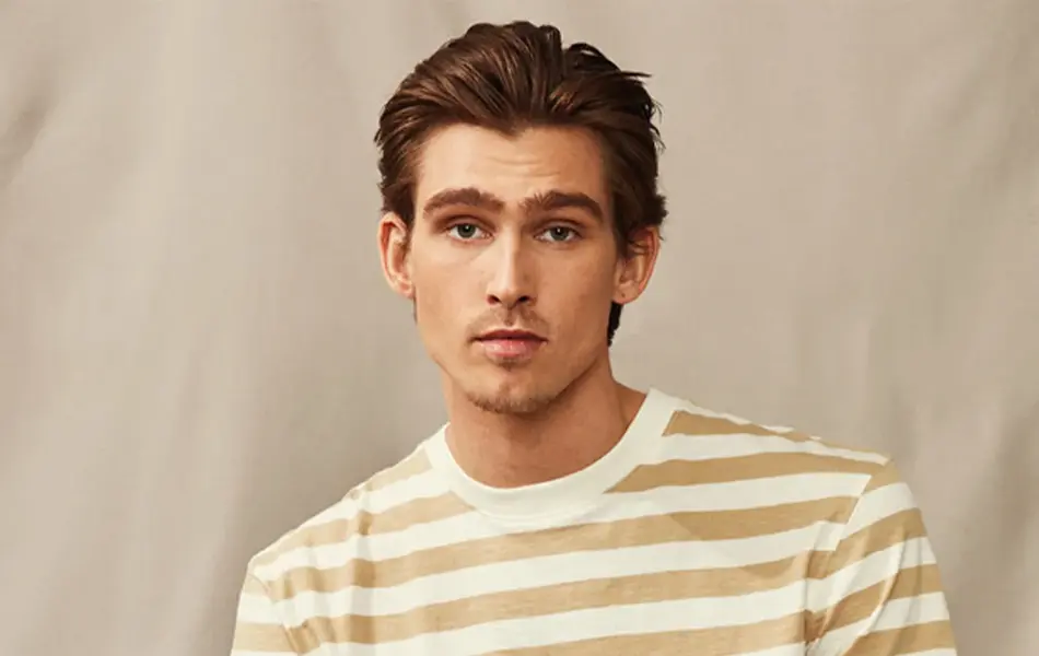 Mann i stripete t-skjorte