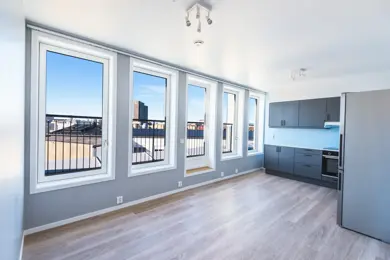 Interiør fra kjøkken i Grønlandsleiret 27 med grå vegger og treparkett