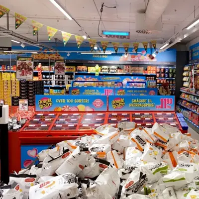 Blå butikkhyller med godteri produkter