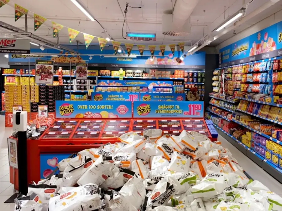 Blå butikkhyller med godteri produkter