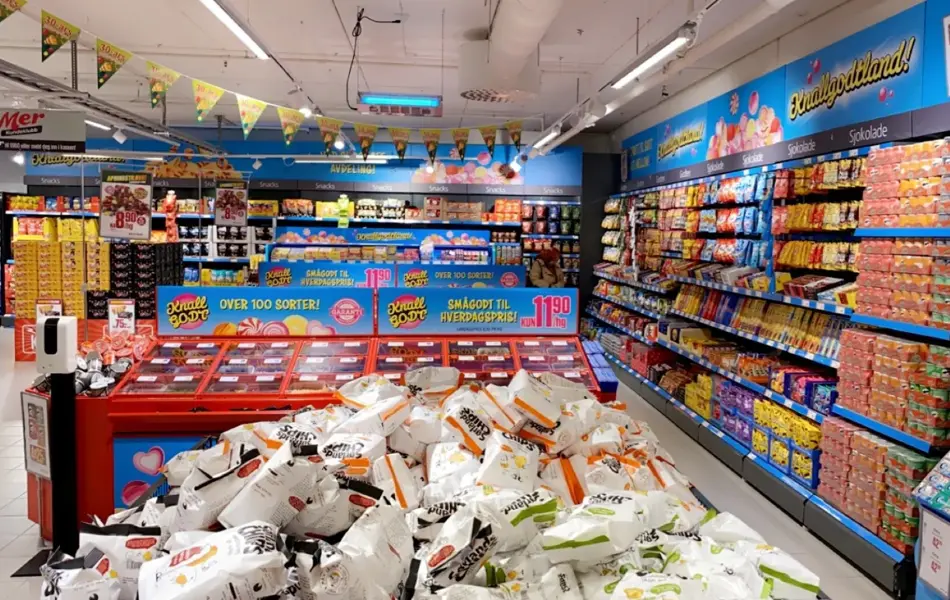 Blå butikkhyller med godteri produkter