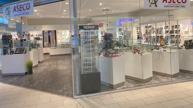 butikk med hvite reoler og skilt