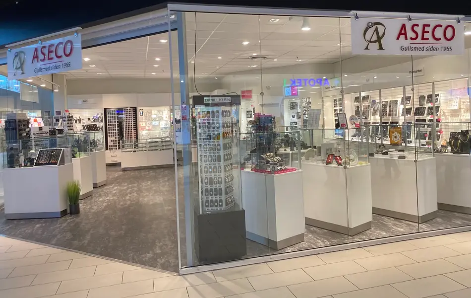 butikk med hvite reoler og skilt