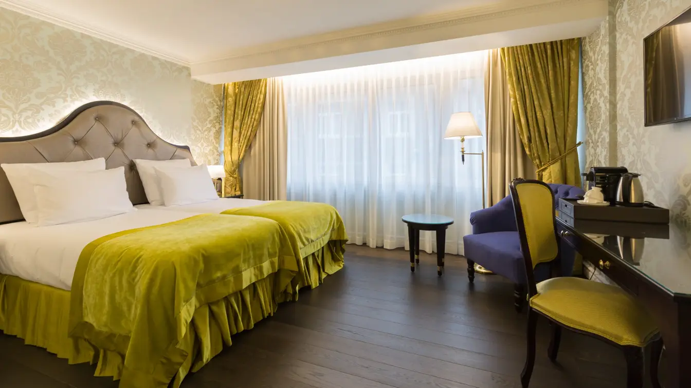 Stanhope_hotel_bedroom