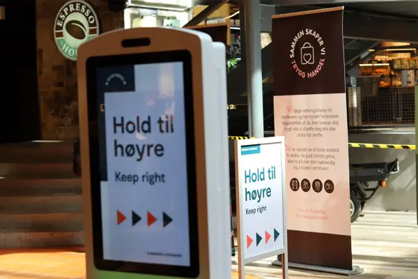 Bilde av antibac-automat og plakater