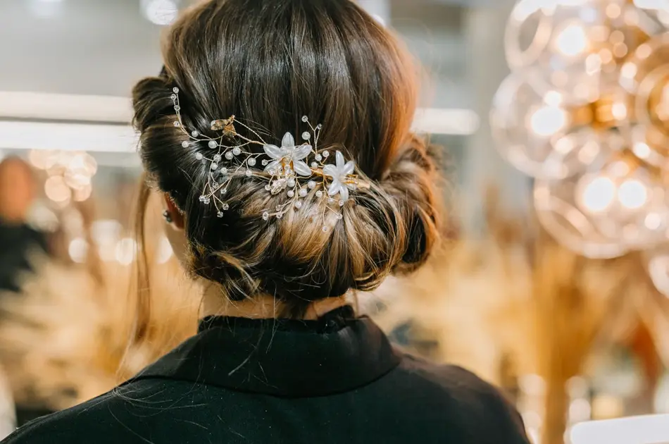 Dame med hår stylet og spenner i håret