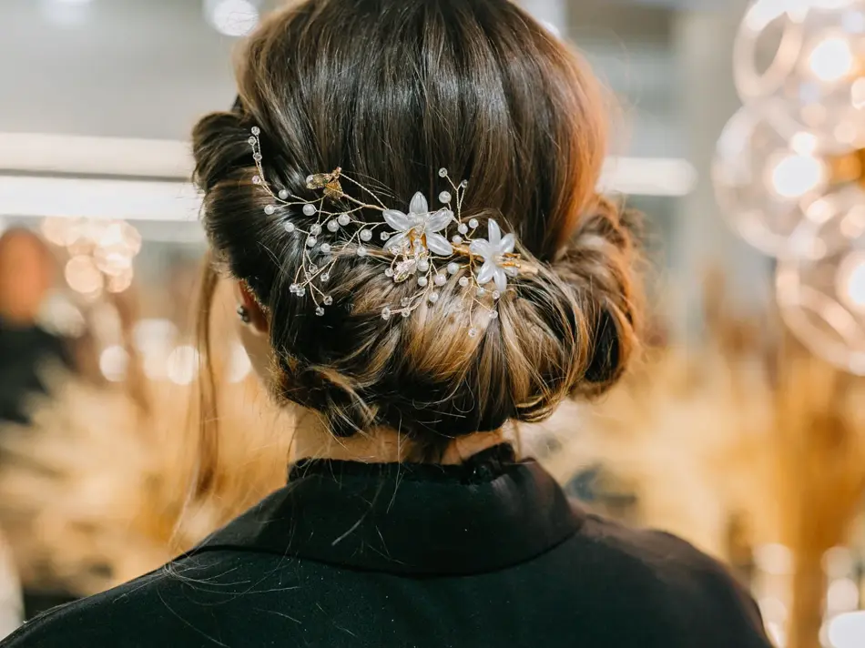 Dame med hår stylet og spenner i håret