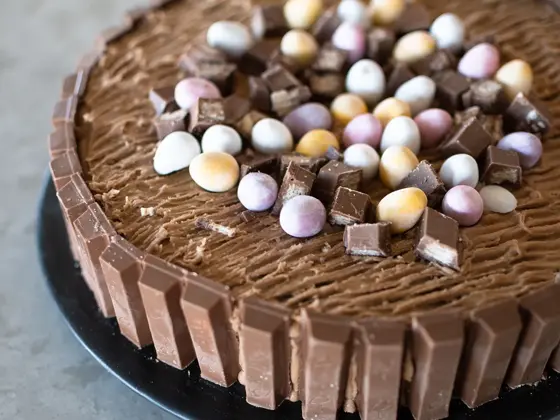 kvikklunsjkake pyntet med påskeegg