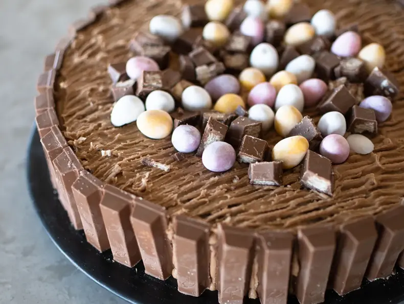 kvikklunsjkake pyntet med påskeegg