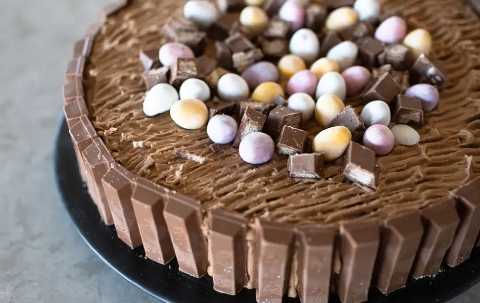 kvikklunsjkake pyntet med påskeegg