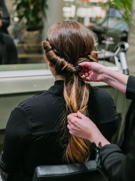 Dame med hår stylet og spenner i håret