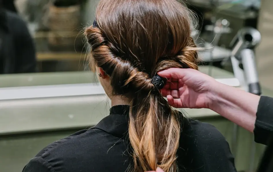 Dame med hår stylet og spenner i håret