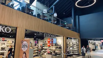 Bildet viser noen av butikkene på kjøpesenteret Østfoldhallene.