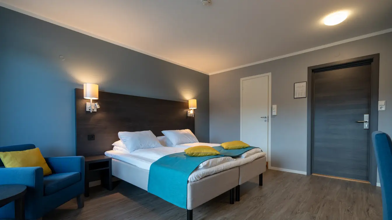 Dobbeltseng, blå lenestol, 