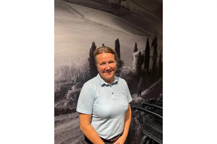 Møt Tone Schrøder. Hun er er daglig leder på Vinmonopolet her på Østerås senter og har jobbet på senteret i over 20 år!