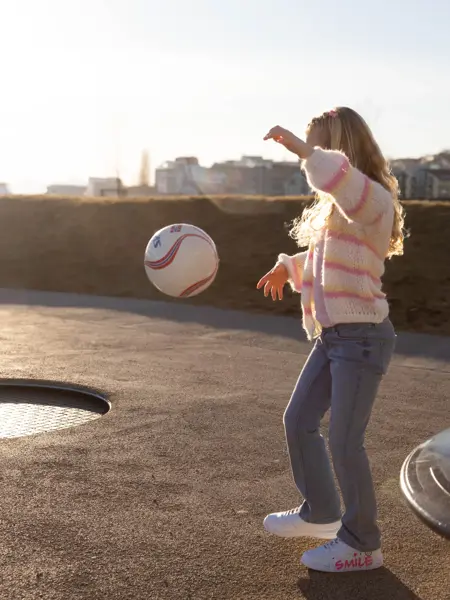 Barn som leker ute med ball