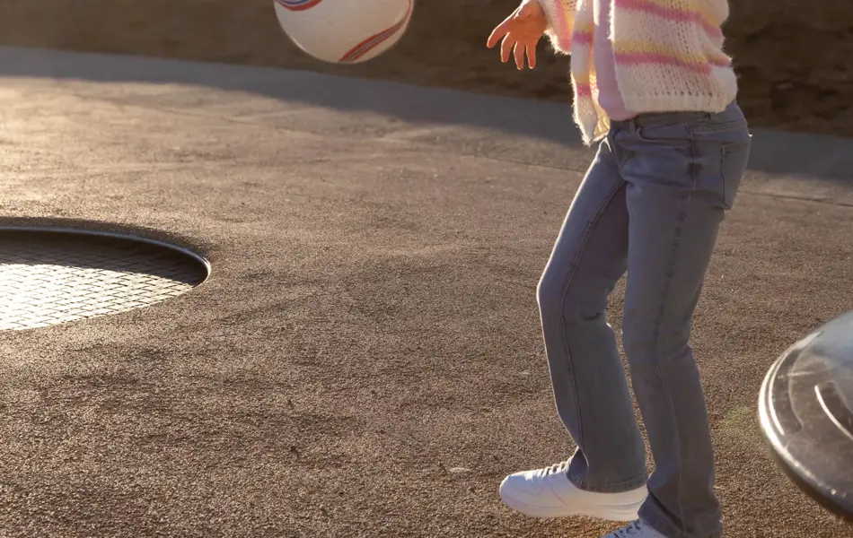 Barn som leker ute med ball