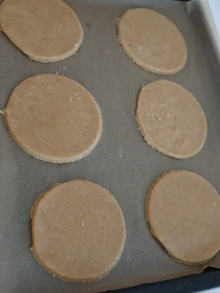 Bakebrett med sekst runderinger med deig