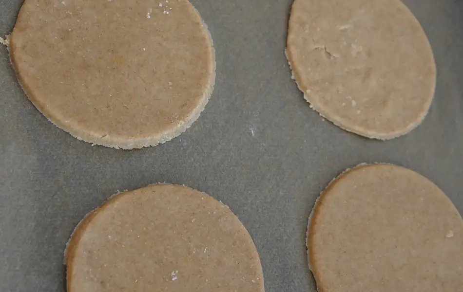 Bakebrett med sekst runderinger med deig