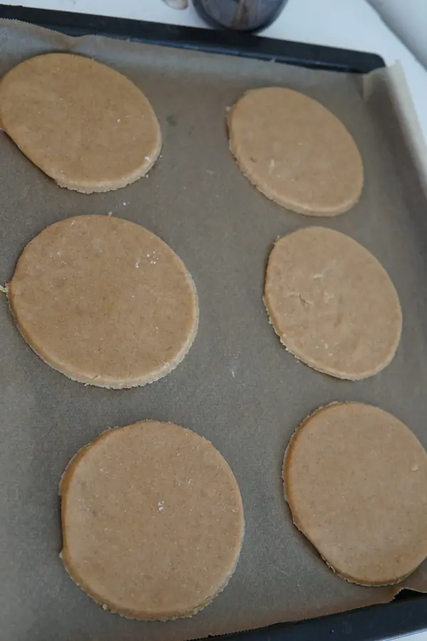 Bakebrett med sekst runderinger med deig