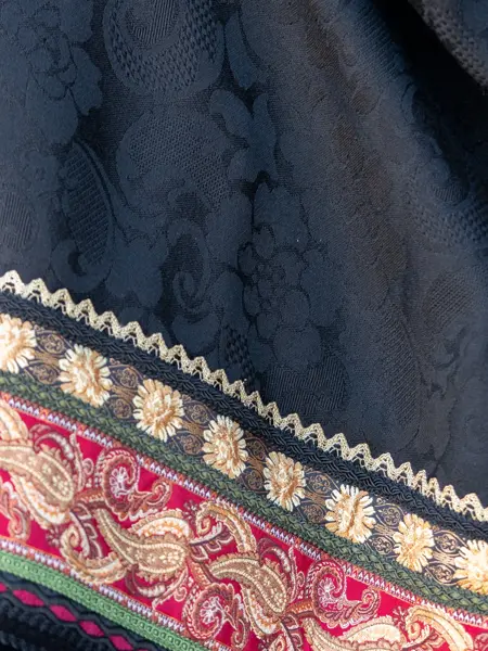 Detaljbilde av skjørtekant