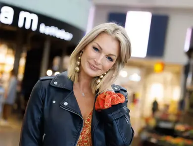 Dame smiler inn i kamera