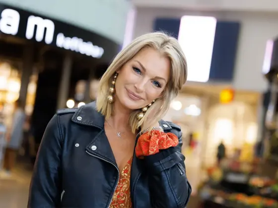 Dame smiler inn i kamera