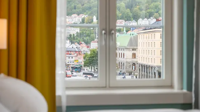 Utsikt over byen fra vindu på superior rom