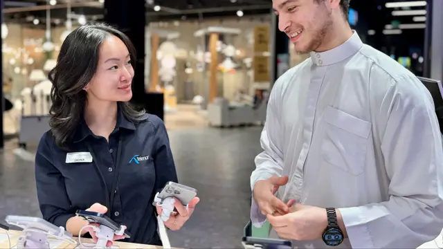 Kunde som handler fra Telenorbutikken, med en ansatt fra Telenorbutikken