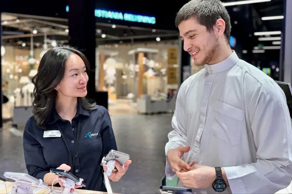Kunde som handler fra Telenorbutikken, med en ansatt fra Telenorbutikken
