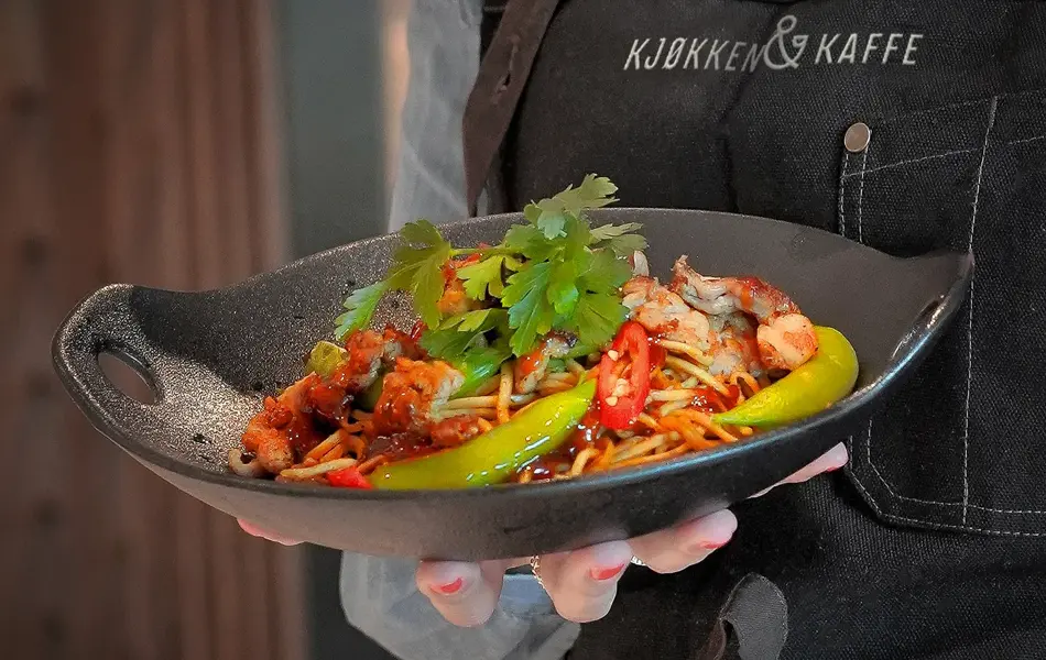 hånd som holder fat med mat