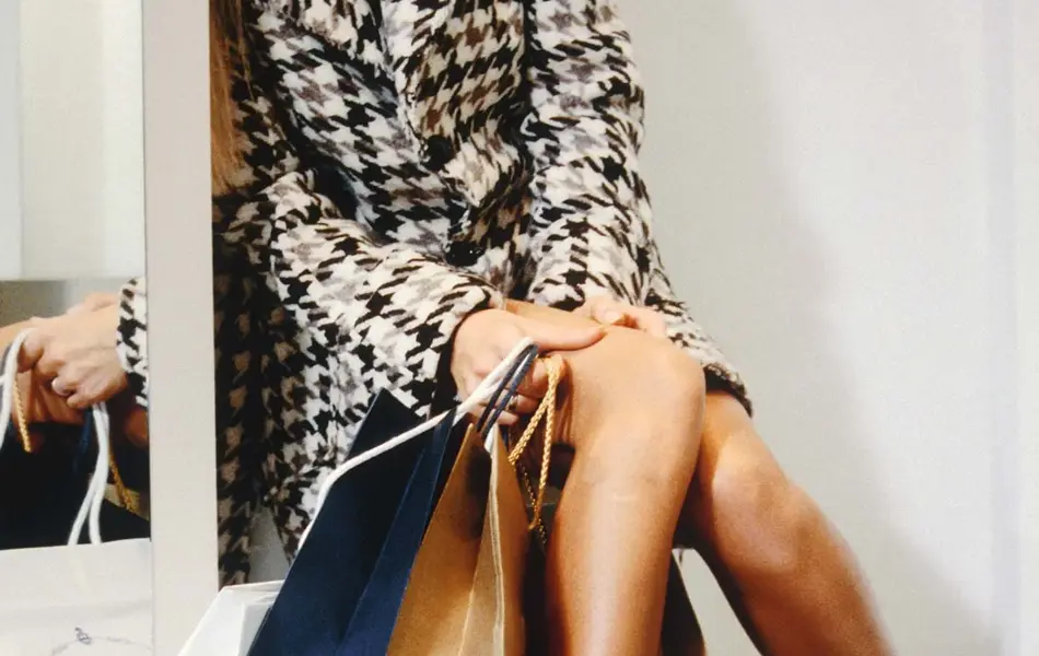 Gladiator-inspirerte, høyhælte sandaler med snøring oppover leggen.Illustrasjonsbilde til artikkel om vårmote for sko.