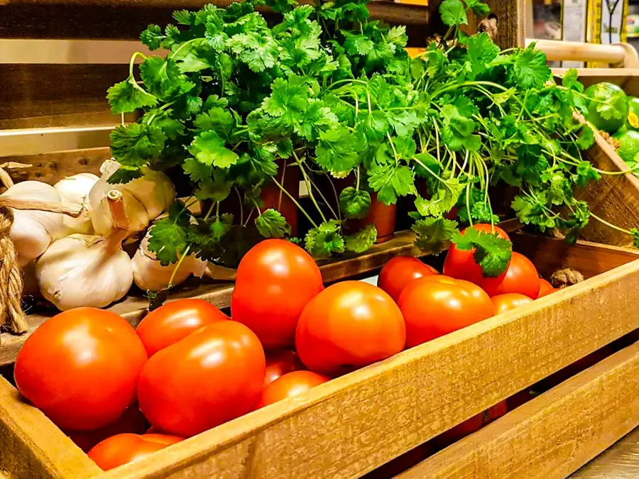 Grønnsaker ligger i trekasser