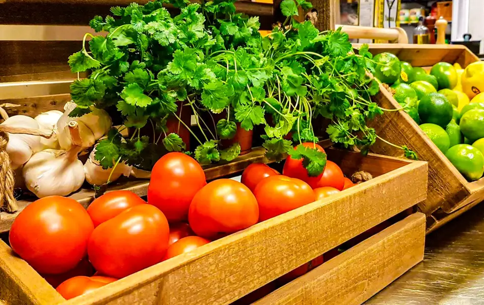 Grønnsaker ligger i trekasser