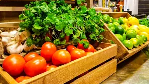 Grønnsaker ligger i trekasser